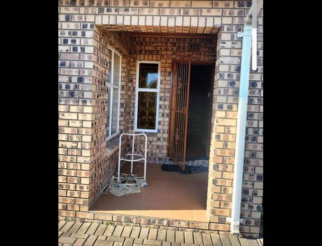 3 BEDROOM FREEHOLD FOR SALE IN LENNOXTON